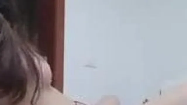 Хан Мин, богиня с лучшей фигурой и длинными ногами, соблазняет курьера Мейтуань и занимается сексом в съемном доме. Ее трахают, она дико трясется и продолжает неряшливо говорить.