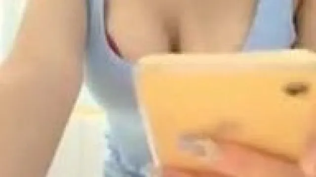 戶外美女主播勾搭學生仔開房還讓他喊來3個同學一起輪流操最後竟然全部敗下陣