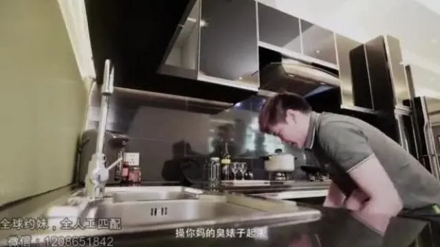 台灣快遞員給客戶送情趣玩具不小心掉在地上，把客戶按在廚房