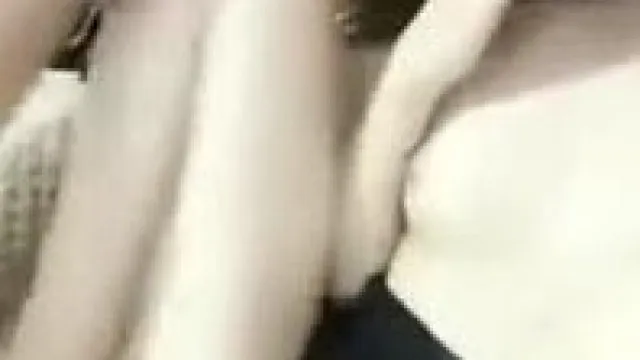 和小王偷情，接男友電話