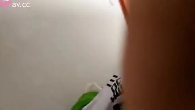 情侶打炮自拍學生妹女友穿校服挑逗要我給他痛快