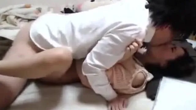 兄妹亂倫！十幾歲可愛少女被猥瑣哥哥猛操，表情太銷魂