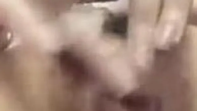 美女不斷挑逗陰蒂，淫水就這樣一直流出來