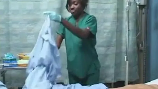 La douce infirmière noire a non seulement essuyé mon corps, mais a également eu des relations sexuelles avec moi lorsqu'elle a vu mon pénis en érection.