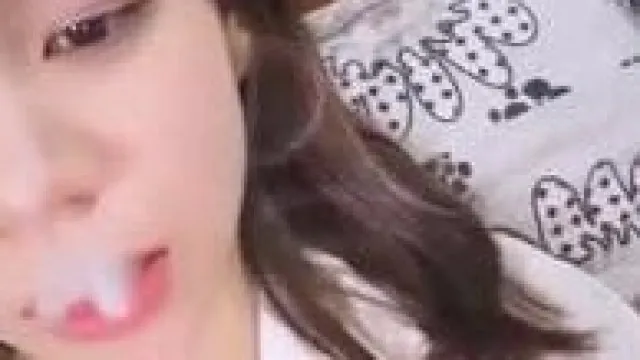 嬌小身材妹子和炮友啪啪秀，口交大屌特寫後入從下往上視角張開雙腿猛操