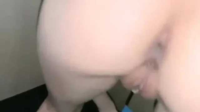 商场厕所啪啪，蹲着口交脱掉翘起屁股后人抽插