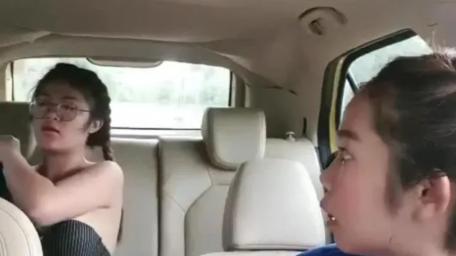 Llevé a dos chicas mestizas chinas y birmanas nacidas en 2000 a conducir al aire libre y subir al coche con un espacio reducido. Las dos chicas no podían salir del coche y se las follaron con sus hermosas nalgas por turnos.