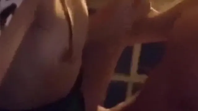 La inocente novia y su novio se tomaron una selfie mientras tenían sexo, grabando esta feliz escena