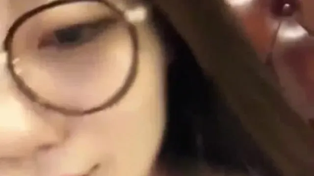 La presentadora que confió en sus pechos para conquistar el mundo es una hermosa presentadora que usa lentes y viste de manera salvaje. Charla desnuda y apasionadamente. Esta chica es digna de estar con un hombre rico. El diálogo es claro.