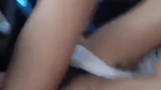 不是一般屌的网红美女主播开着奔驰路边停车大胆露奶，开车门勾搭过司机。被交警抓到会如何处理