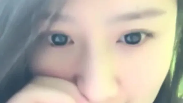 Em Los Angeles, uma inocente estudante internacional americana e seu parceiro sexual jantaram em um restaurante chinês e se hospedaram em um quarto para fazer sexo. A garota era bonita, fofa e calmante. a buceta penetrou e gemeu, era tão confortável.