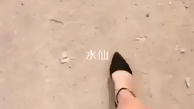 美女主播为礼物勾引健身教练到公园,有人路过吓得把鸡巴拔出来,美女说胆子太小了