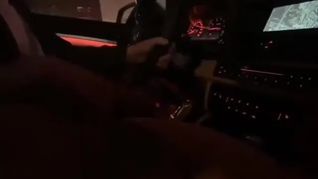 叔叔有练过！一手开车一手开鲍！小朋友不要学！女友还自拍上传！