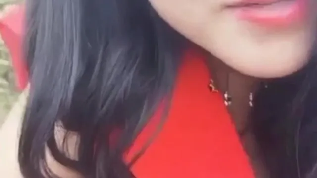 豪乳美女主播中午和小伙到郊区小树林直播野战,按照网友要求抠到喷水4次,操了2次,被平台发现警告8次赶紧关了!