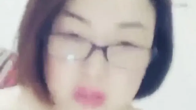 戴着眼镜样子很淫骚的良家气质美少妇背着老公兼职女主播赚装修费