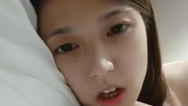 长相清纯甜美萌妹子酒店啪啪，搞了两炮