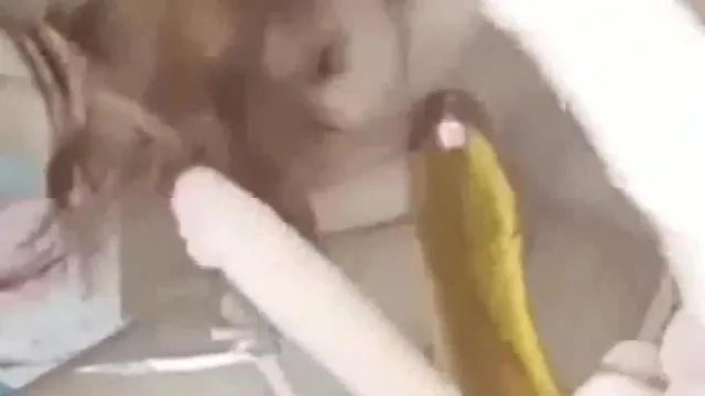 Deux belles et coquettes sœurs aux seins roses et à la chatte tendre se produisent dans un spectacle à deux