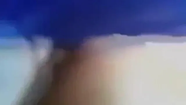 样子清纯的主播和经常一块跑步的跑友发展成了炮友在树林直播啪啪对白清晰