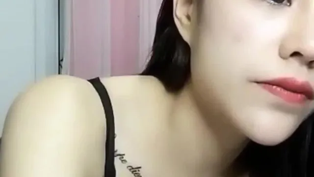 气质女神美女主播＜喵姐姐＞2穿着性感黑丝正和网友聊天时被下班回来的帅男友看见怒打屁股后狠狠爆插!国语!