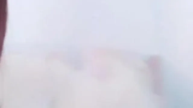 【中国アンカー流出】セクシーな学生服を着た容姿端麗でスレンダーな女の子が裸になり、ベッドの上で足を広げて手マンやオナニーをしている。