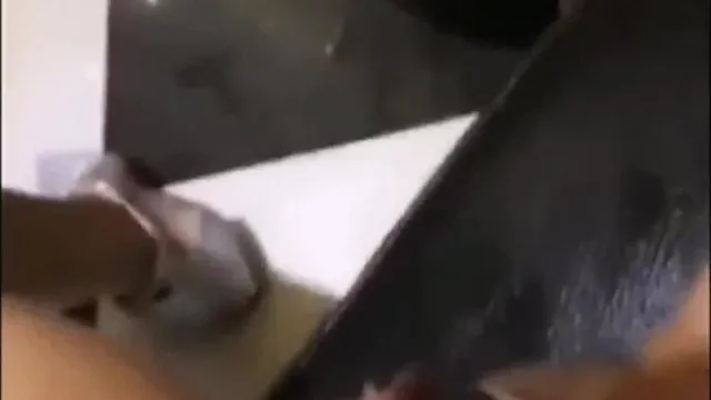 Ven aquí y lame tu coño. Los presentadores de hoy tienen muchos trucos para transmitir sexo en vivo en K.