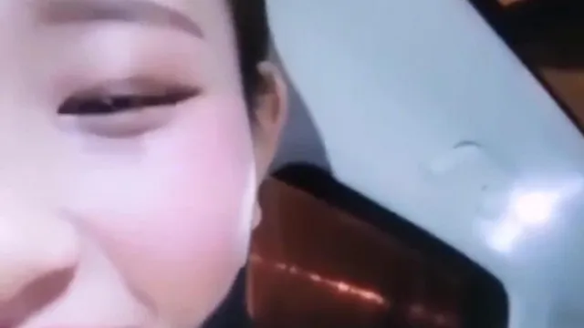 北京語が話せないホワイトタイガーファンの最高のアンカーは麻薬中毒のようで、野生の高級車の運転手と楽しんでいます。