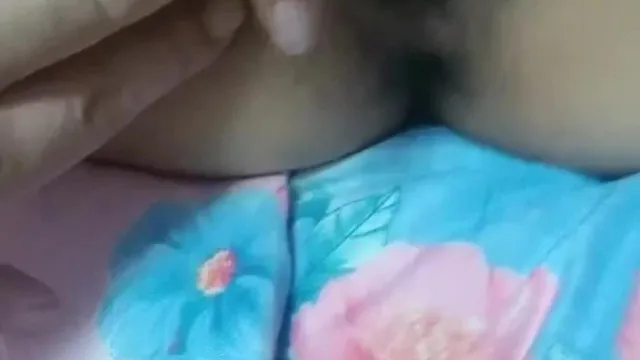 顔值不错的人妻好骚啊，搞硬了直接上位抽插还自己摸奶子，压在身下爆草还打电话
