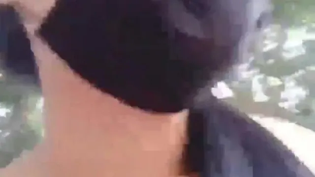 La presentadora de belleza de grandes pechos lleva medias de red y tiene sexo con sus fans al aire libre en una ladera en un lugar tal que es fácil para la gente verla.