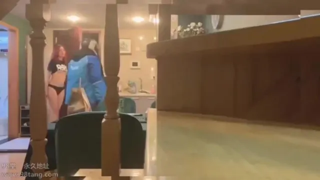 骚模【阿朱】勾引饿了麽小胖，你摸我奶子就让你走，我手裏还有单子，轻轻亲胖子一口，胖子紧张得喘不过气太怂了！