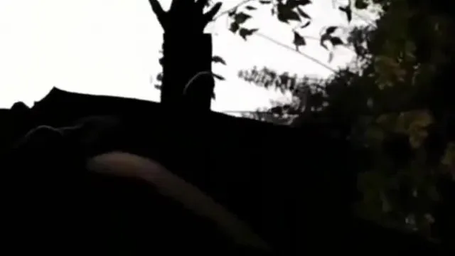 狼友刷礼物让白嫩美女主播路边等来个专车司机去树林打野战貌似没有戴套就干