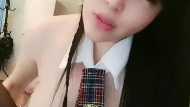 极品骚货人称〖小伊能静〗炮友来了小骚货必须用骚浪的小穴热情招待学生装干完了还用玩具玩性瘾真大