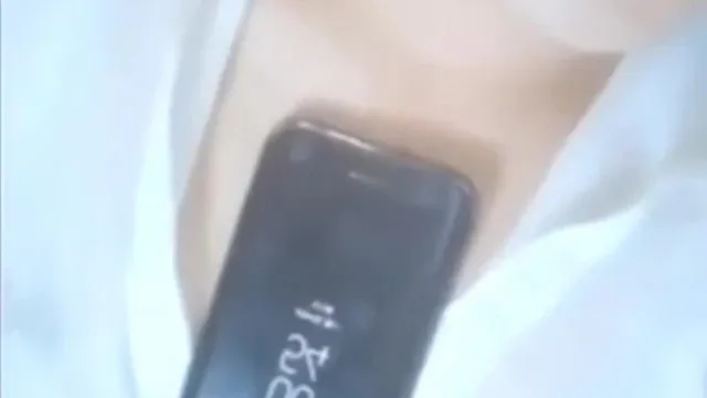 他射在我嘴裏了吞下去全程边做爱边给男同事打电话刚开始还遮掩后来直接放开