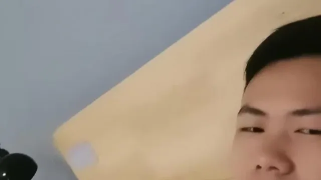 【小桃表妹】00后在校大学生，欠了一屁股债，找表哥开直播，身材非常极品