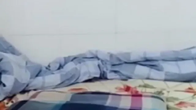 着很嫩的小骚婊露脸被渣男蹂躏，鸡巴操嘴很刺激，压在身下爆操浪叫干得死去活来，内射特写