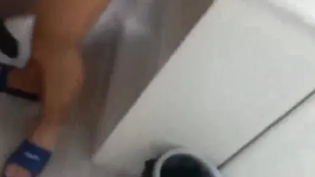 酒店4P淫乱大场面，小逼唇都被艹肿了，呻吟浪叫！