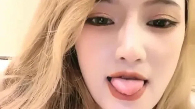 高顔值妖豔妹子诱惑，无毛粉穴假吊骑坐大黑牛