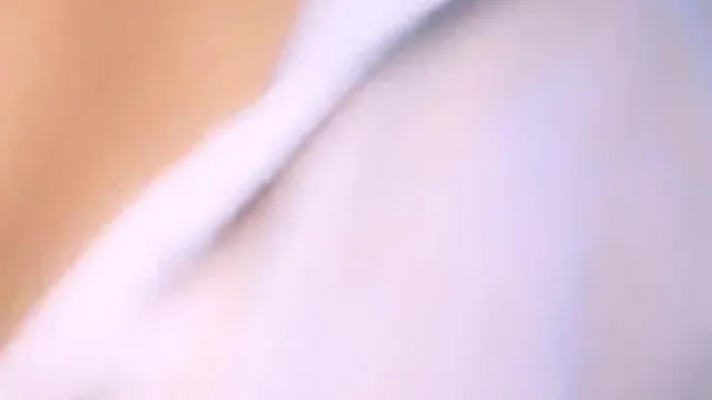 Une jeune femme poilue anime un merveilleux spectacle dans la cuisine
