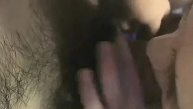 Joven sexy con medias negras tiene sexo en casa, la OL se hace seductora y finalmente se corre en su boca