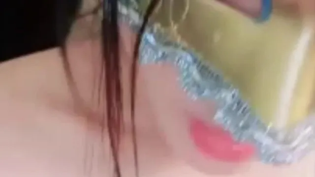 Uma garota de pele clara e bonita, com corpo rechonchudo, vestiu algumas roupas sexy para tentá-la. Sua buceta é bem rosada e macia, e ela se toca e posa para si mesma. não perca.