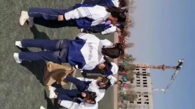坐在我前排的女同学用一个新手机总算约了出来好粉嫩的鲍鱼都不忍心插太猛
