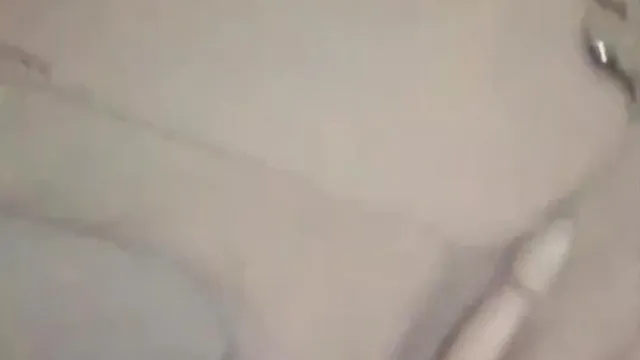 Une jeune femme sexy aux gros seins fait un show de sexe en plein air pour deux la nuit. Sexe oral sur la banquette arrière de la voiture, sur son cul sexy. C'est très tentant.