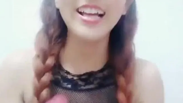 Une jolie fille avec deux nattes en une seule pièce et des bas résille avec des seins qui fuient. Elle se masturbe avec un petit vibromasseur, gémissant et haletant. Si vous l'aimez, ne le manquez pas.