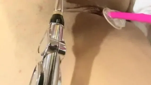 Une jeune fille salope a fait un plan à trois dans un hôtel. Elle a été ligotée et a joué avec des accessoires. Elle s'est fait pénétrer par derrière et a fait une pipe en gorge profonde. Sa chatte sans poils a presque pleuré quand son anus a été baisé.