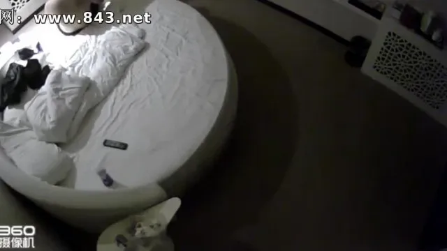 Le lit rond blanc sexy a été photographié en secret de deux couples ayant une liaison avec un homme et une femme très habiles. La jeune femme aux lunettes à monture noire avait l'air très salope.