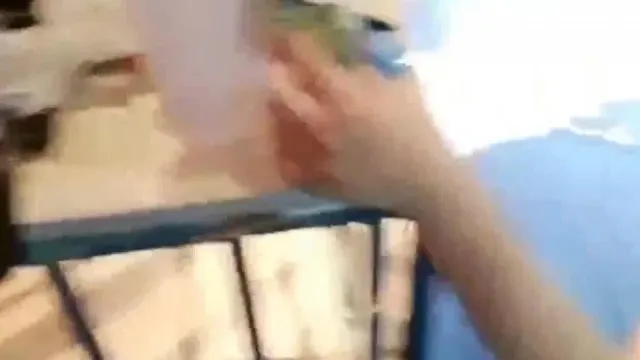 Treinar duas escravas, duas escravas ajoelhadas e engatinhando, brincar com adereços de amamentação para estourar o ânus, esfregar a corda vermelha na boceta e pingar cera, enema e palmadas, sons obscenos e sacanagem são super emocionantes