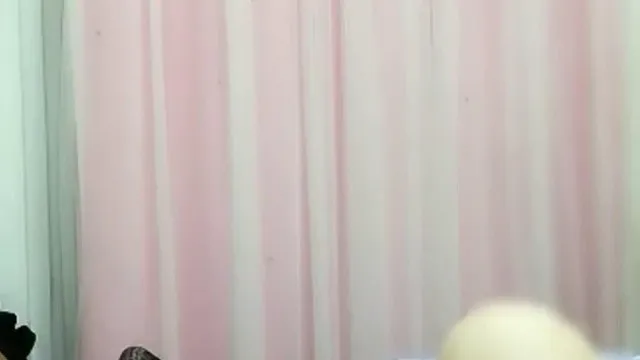 La présentatrice de beauté artificielle d'Internet a parfaitement montré son visage et a rencontré une jeune fan d'une famille riche. La diffusion en direct était très sauvage et passionnée. Elle a crié de manière si salope et le dialogue était merveilleux.