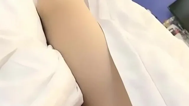 蜜汁少女苗条粉嫩妹子和炮友酒店啪啪，退下肉丝特写抽插大力猛干