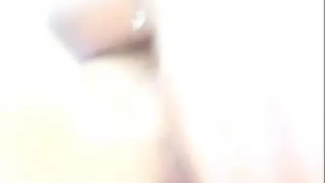 年轻眼镜短发萌妹子床上自慰 学生制服苗条身材翘着屁股手指抠逼非常诱人 很是诱惑不要错过