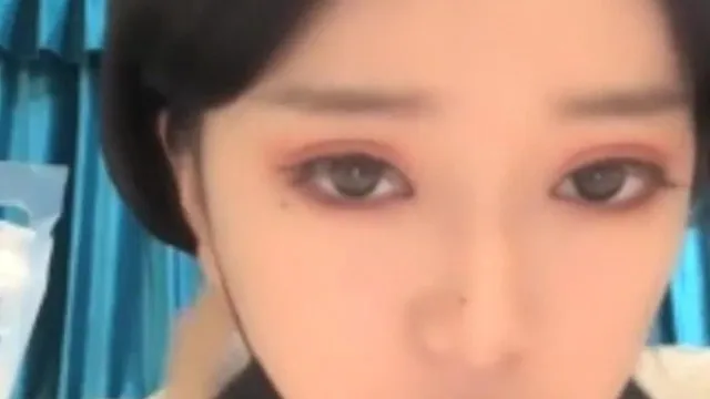 スレンダーな体型と柔らかなピンク色のボディが魅力的な彼女は、お尻を高く上げた小さなスケールで非常に魅力的です。