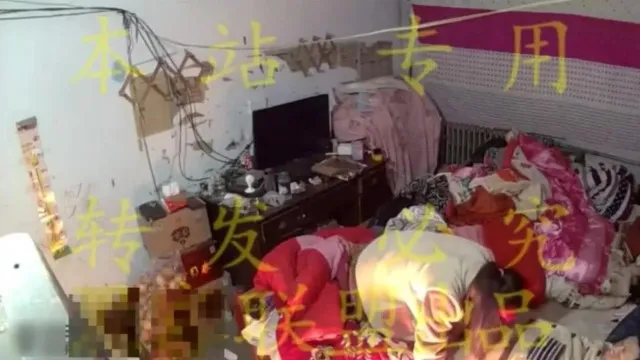 打工夫妻凌乱出租房待孩子睡熟后激情造爱穿上连体情趣扮小可爱火爆